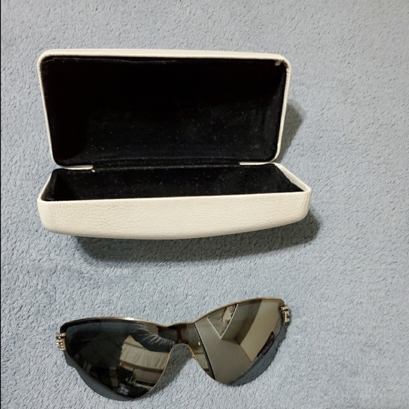 Shades - Picture 2 of 8